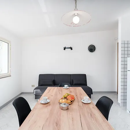 Calagonone Seaview House