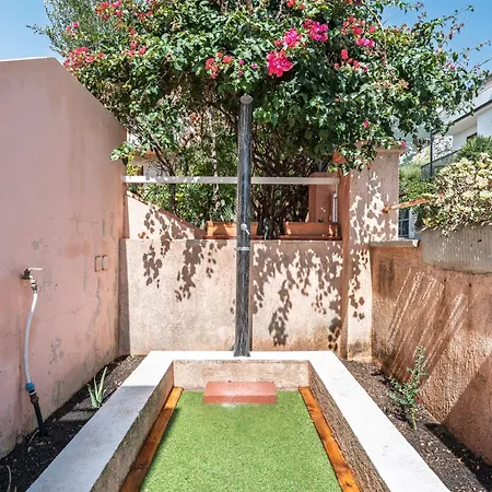 Calagonone Seaview House